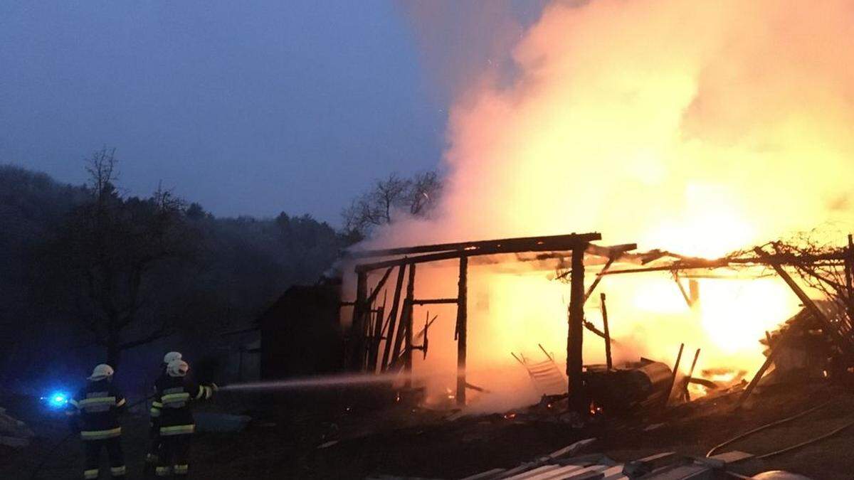 Wirtschaftsgebäude stand in Vollbrand