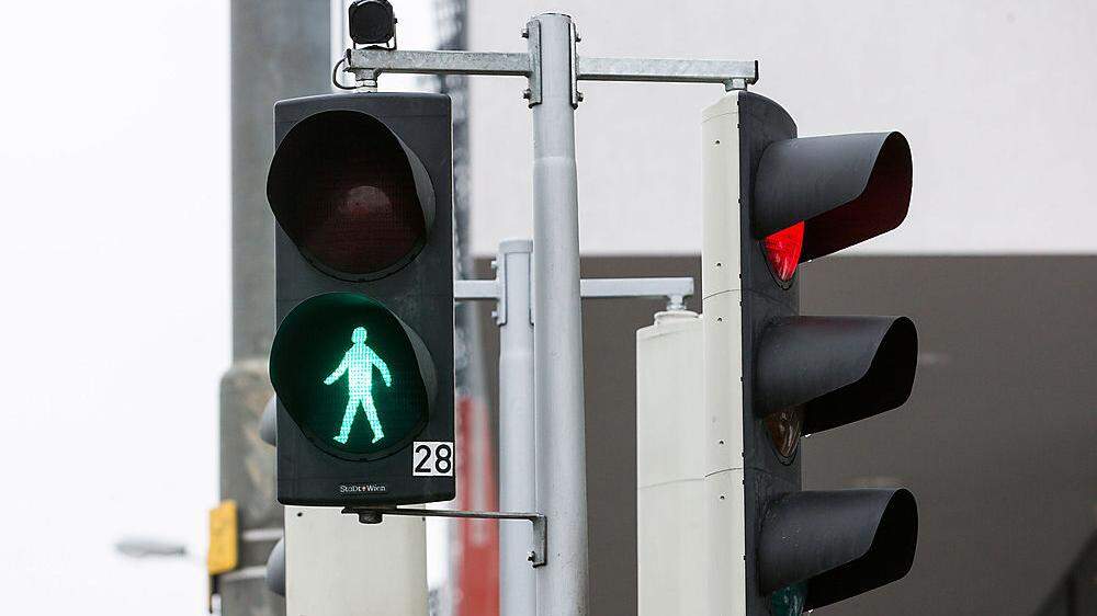Eine Kamera über der Ampel erkennt den Querungswunsch von Fußgängern und leitet die Grünphase ein.