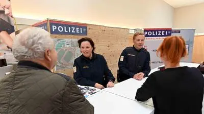 St. Veiter Wiesenmarkt Polizei in der Blumenhalle, Marianne Makoru und Walter Schlintl, PI St. Veit