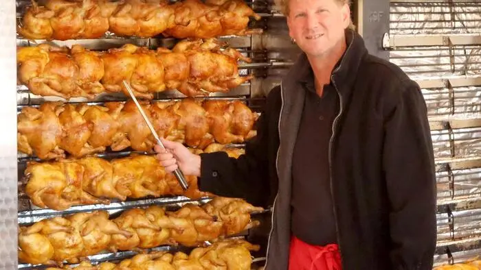 Beim Wiesenmarkt ist im „St. Veiter Festzelt“ ordentlich was los. Schon beim Reingehen hört man die Musik und spürt sofort die gute Stimmung. Auch kulinarisch wird einiges geboten: Ob Grillhendl (14,70 Euro), Schweinsbraten (18,90 Euro) oder Kärntner Kasnudeln (15,90 Euro) – da ist für jeden Geschmack etwas dabei. Dazu gibt es natürlich passende Getränke und jede Menge gute Laune. „Bei uns gibt es täglich zehn Stunden Musik. Und das live“, so Walter und Alexander Motschiunig (Foto) unisono.
