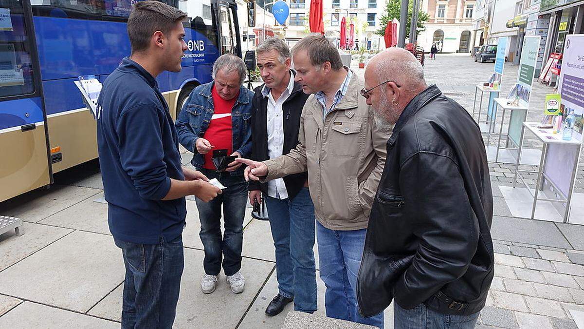 Die Passanten auf dem Mürzzuschlager Hauptplatz zeigten ihr Interesse an der neuen 20-Euro-Banknote