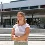 Lena Zachmann vor der Alpen-Adria-Universität Klagenfurt