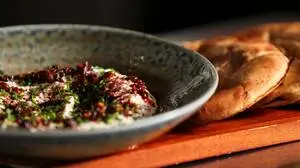 Die Bloggerin setzt die Speisen in Szene - zahlen will sie jedoch nie (Themenbild)