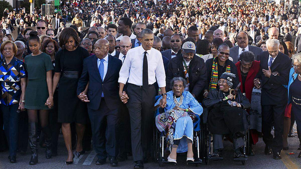 Gemeinsames Gedenken an der Edmund-Pettus-Brücke in Selma, in der Mitte US-Präsident Barack Obama