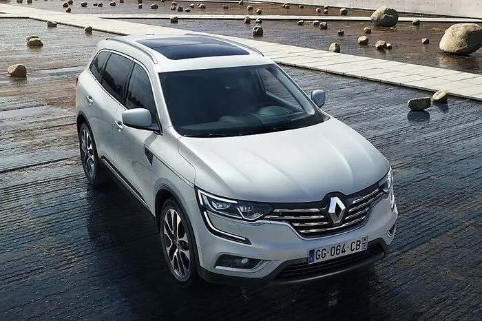 Die Karosserie des Crossovers orientiert sich beim Design vielmehr am Look von Renaults großer Limousine Talisman. Die Hauptscheinwerfer selbst sind je nach Ausstattung mit Voll-LED-Technik verfügbar. Hinzu kommen typische Crossover-Merkmale wie die Schutzbeplankung der Türen, große Räder im Format bis 19 Zoll und die Dachreling aus Aluminium.