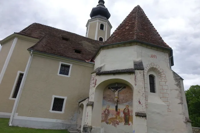 Die Kirche von St. Georgen in nach der in St. Ruprecht an der Raab die zweitälteste im oberen Feistritztal. Die ersten Teile stammen aus der Romanik, der Teil im Vordergrund aus der Gotik. Die restlichen Teile stammen aus dem Barock.