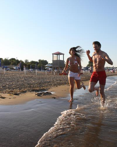 In Lignano soll abseits des Strands ein „Bikini-Verbot“ kommen
