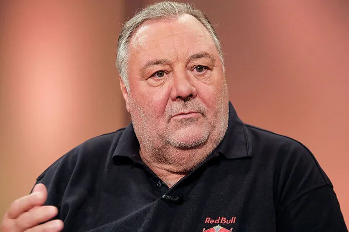Mein Freund ist tot. viel zu früh. Ich habe ihn vor 40 Jahren kennengelernt. Er war eine Ausnahmeerscheinung. Wenn wir in der Politik so gescheite Leute hätten, wie er war, wären wir nicht dort, wo wir heute sind. Ich habe ihn bewundert, für seine Karierre, die er gemacht hat. Und wenn alle sagten, Niki Lauda ist ein Sparefroh, dann habe ich das nie gespürt. Franz Klammer und ich waren viel mit Niki unterwegs. Ihm habe ich sogar zu verdanken, dass ich Rallye-WM gefahren bin. Da wurde ich 5. in Portugal und 7. in San Remo. Für mich war Niki Lauda ein derart großes Vorbild, dass ich meinen Sohn Niki nach ihm benannt habe. Zuletzt habe ich Lauda beim Hahnenkammrennen in Kitzbühel 2018 getroffen. Da haben wir wie immer, viel Schmäh geführt.