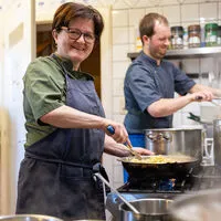 Elisabeth Rennhofer in ihrem Element: bei der Zubereitung von authentischen steirischen Gerichten