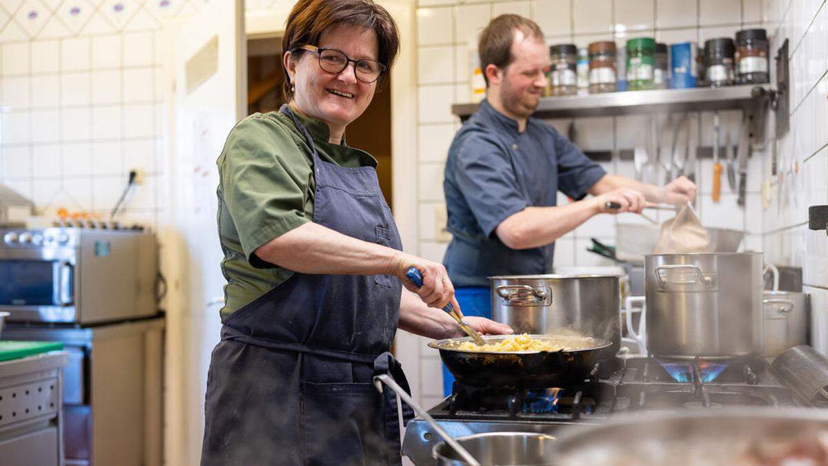 Elisabeth Rennhofer in ihrem Element: bei der Zubereitung von authentischen steirischen Gerichten
