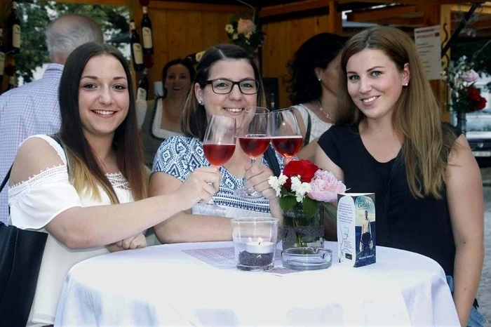 ...und erlesenen Weinsorten genossen viele Besucher zwei Tage lang das laubenhafte Ambiente.