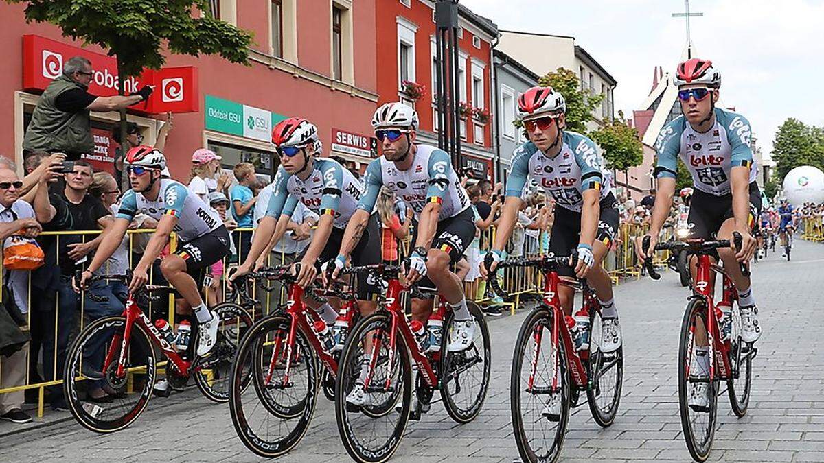 Lambrechts Kollegen mit Trauerflor bei der neutralisierten, vierten Etappe der Polen-Rundfahrt