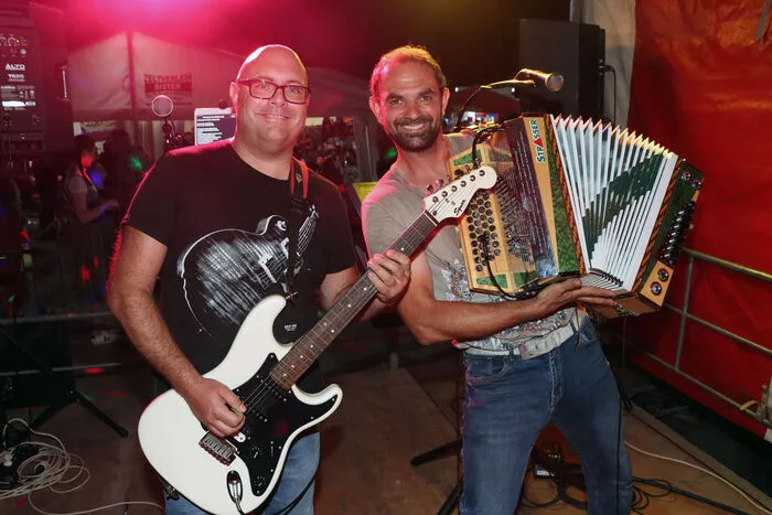 Für die Tanzmusik und Stimmung sorgte das „White Splash“ mit Robert „Mutze“ Dermutz (Gitarre) und Christian Konrad (Keyboard &amp; Steirische Harmonika) bis in den frühen Feiertagsmorgen!