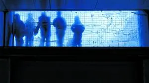 Hoffentlich bleibt es beim Spielen. Kinder in der Dämmerung. München Bayern Deutschland *** Lets hope it stays at play Children in the twilight Munich Bavaria Germany Copyright: xPOSSxROLFxxxxxxxxx0179x2957319x