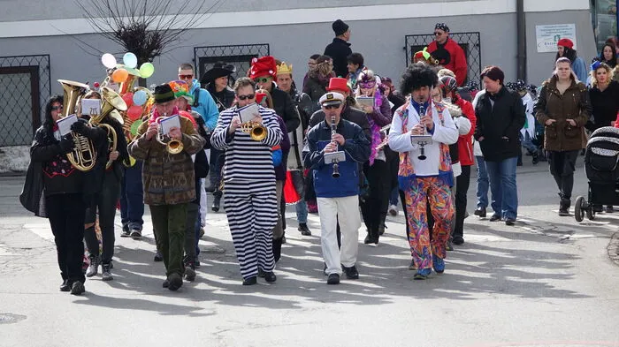 Los ging der Fasching in Kindberg bereits um 10.30 Uhr, wo brasilianischer Flair Einzug hielt. Extra aus Brasilien angereist, sorgten sowohl die Live-Band „Valmir Lira &amp; Percussão“ als auch die Tänzerinnen der Karnevalsshow „Samba Brasil“ für mächtig Stimmung.