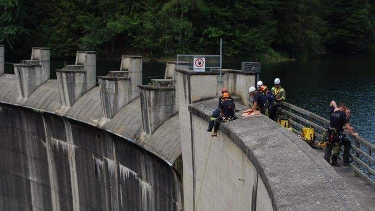 60 Meter tief abseilen war Teil der Übung