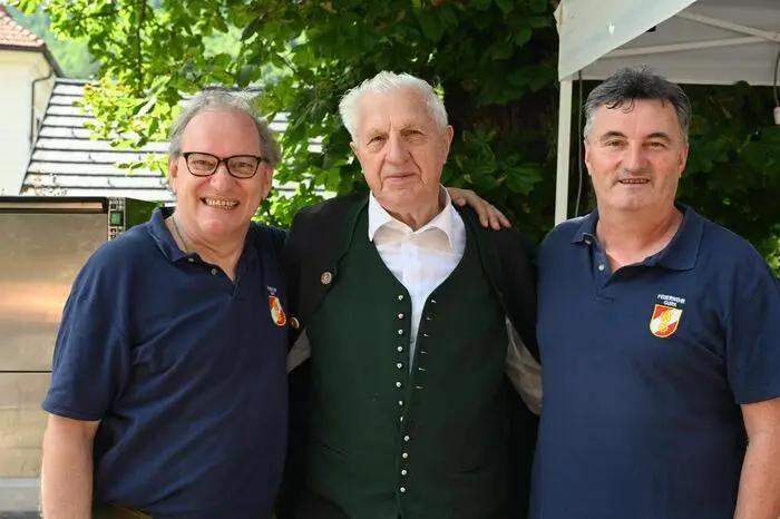 Altbürgermeister Siegfried Kampl bürgernah unter den Gästen. Am Bild mit Mitglieder der Freiwilligen Feuerwehr.
v.l. HV Gregor Scheiber, Altbürgermeister Siegfried Kampl, BM Norbert Gigacher.