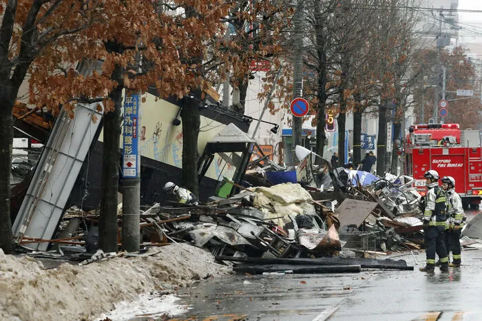 Die Feuerwehr brauchte Medienberichten zufolge Stunden, um das Feuer zu löschen. Das Restaurant und angrenzende Gebäude wurden demnach schwer beschädigt. Die Unglücksursache war zunächst unklar.