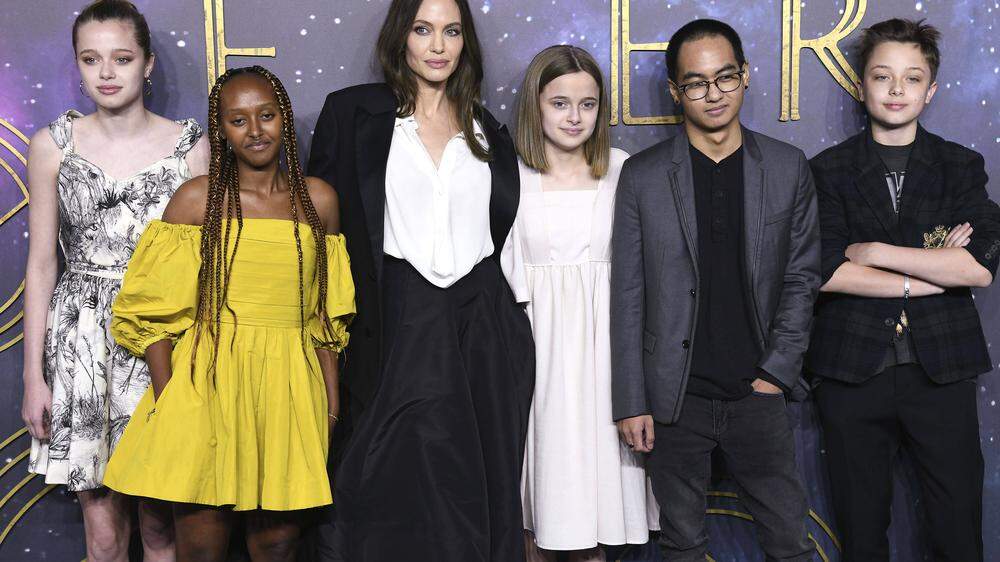 Angelina Jolie mit Kindern Shiloh Jolie-Pitt, Zahara Jolie-Pitt, Vivienne Jolie-Pitt, Maddox Jolie-Pitt und Knox Jolie-Pitt 