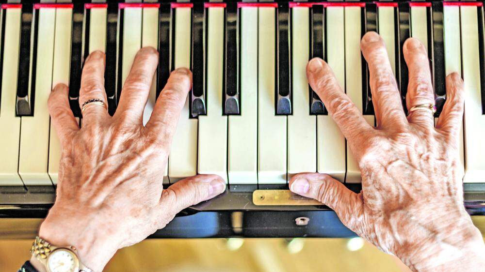 Fitte Hände sind wichtig für die Selbstständigkeit in jedem Lebensalter. Klavierspielen ist ein perfektes Training