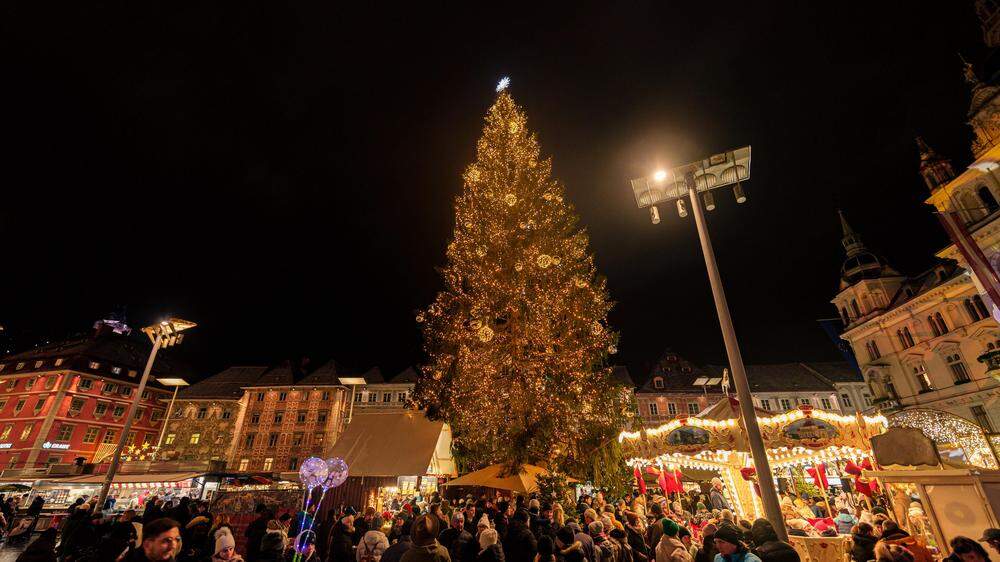 Der Grazer Christbaum überragt die Konkurrenz in den anderen Bundesländern und in der Bundeshauptstadt