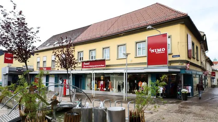 Foto eines gelben Gebäudes an einem regnerischen Tag