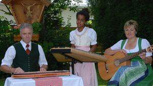 Hansjörg, Viktoria und Anna (v. l.) bilden die Familienmusik-Hofbauer