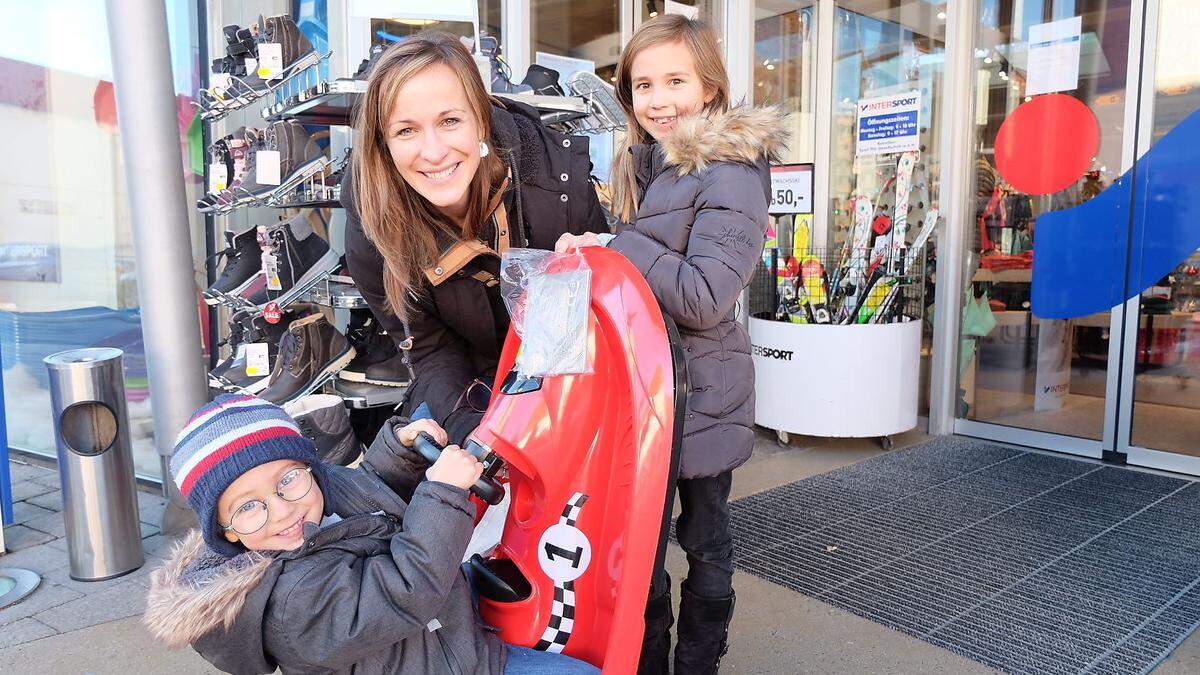 Adrian, Veronika und Lydia Hammer holten ihren bestellten Bob ab