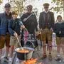 Groß und Klein schwangen den Kochlöffel über offenem Feuer