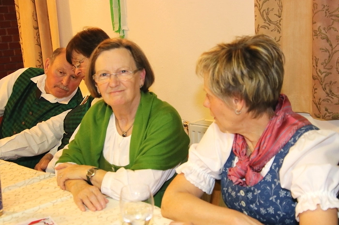 Auch Pfarrer Winfried Lembacher, ÖKB-Bezirksobmann Johann Harrer und Bürgermeister Viktor Schriebl mit seinem Vize Bernd Gratzer ließen sich das Ballereignis nicht entgehen.