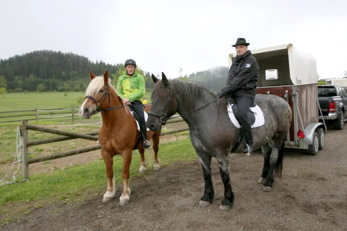Trotz regnerischen Wetters hatten sich am Samstag in aller Früh an die 35 Reiter aus Kärnten und der Steiermark mit ihren Pferden am „Mentehof“ in St. Georgen am Längsee eingefunden, um den 25 Kilometer-Ritt in Angriff zu nehmen. 