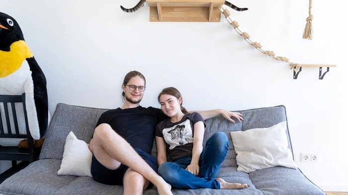 Die Studierenden Niklas Tscheppe und Leonie Balke mit den Katzen Pina und Kyubi. Die beiden machten sich im Sommer des Vorjahres auf die Suche nach einer gemeinsamen Wohnung. Den Ansatz hinter "Kiubo", das flexibles, modulares Wohnen ermöglicht, fanden sie sofort spannend.