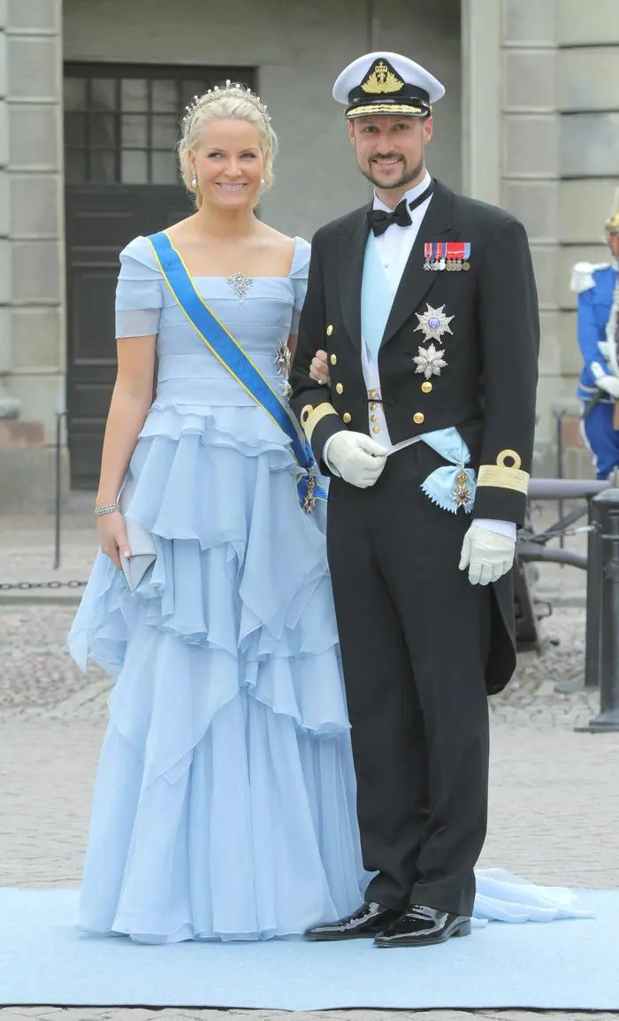 Schweden Hochzeit 19.06.2010 SKH Kronprinz Haakon Magnus von Norwegen Schleswig-Holstein-Sonderburg-Gluecksburg und Frau, Kronprinzessin Mette-Marit Crown Princess, Crown Prince of Norway im Paradehof des Koenigsschloss, Hoegvaktsterrassen, Stockholm, Schweden, bei der Feier zur Hochzeit von Victoria Kronprinzessin von Schweden und PrinzDaniel vonSchweden geb. OlofDanielWestling - 19.06.2010 - *** Sweden Wedding 19 06 2010 SHA Crown Prince Haakon Magnus of Norway Schleswig Holstein Sonderburg Gluecksburg and wife, Crown Princess Mette Marit Crown Princess, Crown Prince of Norway in the Parade Court of the Royal Palace, Hoegvaktsterrassen, Stockholm, Sweden, at the celebration of the wedding of Victoria Crown Princess of Sweden and