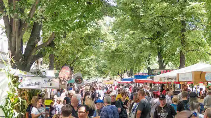 Er steht nicht etwa in München, sondern in Berlin - Guinness-Weltrekord. Beim Internationalen Bierfestival reihten sich 2018 die Stände von rund 350 Brauereien aus 90 Ländern aneinander. Insgesamt erstreckt sich die Bierstrecke über 2,2 Kilometer.