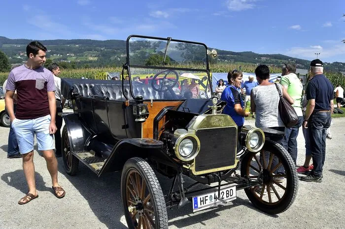 Vom Moped über Motorräder und Traktore bis zu Automobile zum Beginn der Motorisierung und den klassischen Limousinen des vorigen Jahrhunderts reichte die Palette an motorisierten Fahrzeugen