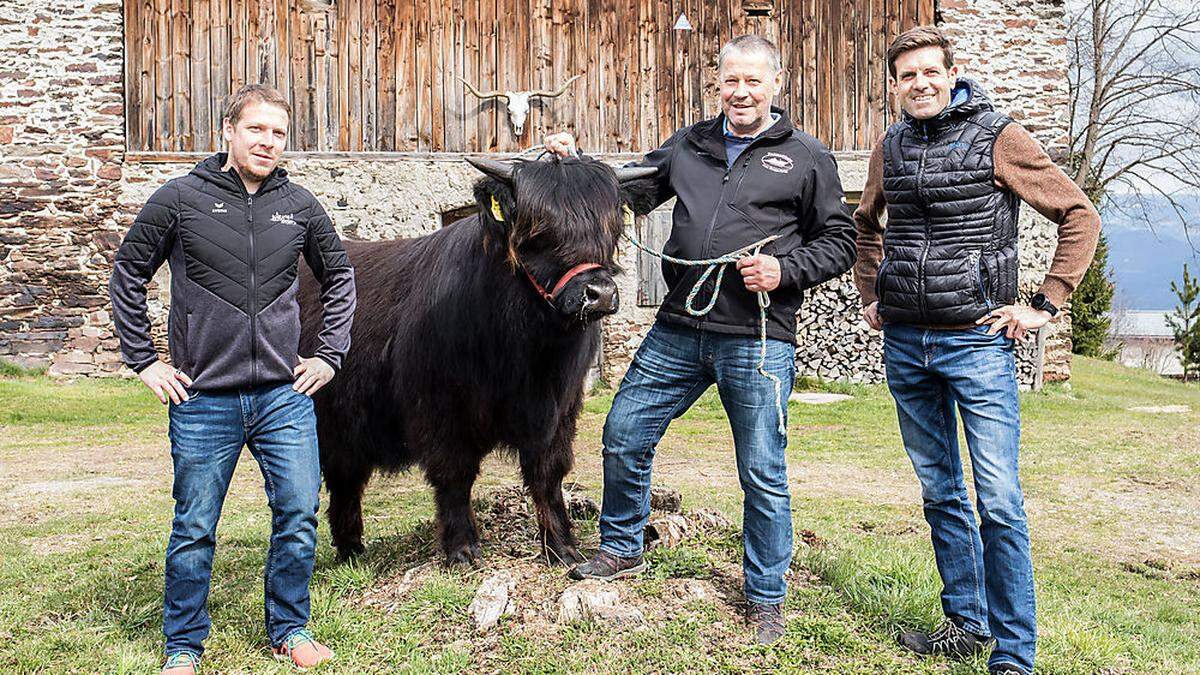 Die Siegerin &quot;Una Dubh 1st vom Kraigerberg&quot; mit ihren Züchtern Christian (links) und Walter Sabrechter und Rudi Raunig (rechts)