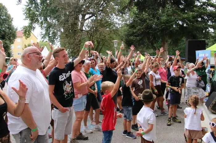 Bereits bei der Zusammenkunft im Bärnbacher Stadtpark herrschte eine fröhliche Stimmung, die „Nochrucka“ mit ihren flotten „Stückln“ trugen das ihre dazu bei.