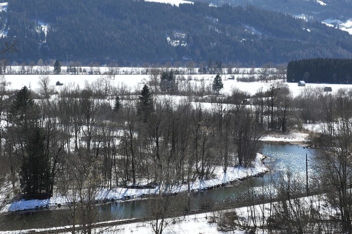 Alte Ennsschlinge südlich von Schloss Trautenfels, dahinter die heutige Enns