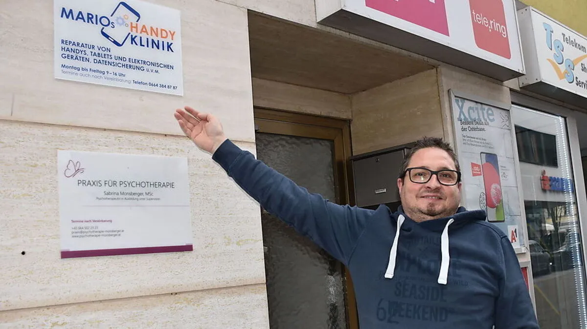 Mario Riedl betreibt seit Anfang April "Mario's Handyklinik" in der Bamberger Straße in Wolfsberg