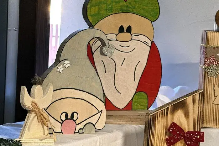 Viele Last Minute Geschenksideen: Sterne, Kripperl, Holzfiguren, Filzarbeit, Schmuck und Honigprodukte.