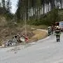 Die Feuerwehr musste das Fahrzeug aus dem Graben holen