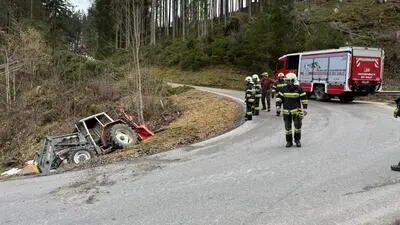 Die Feuerwehr musste das Fahrzeug aus dem Graben holen