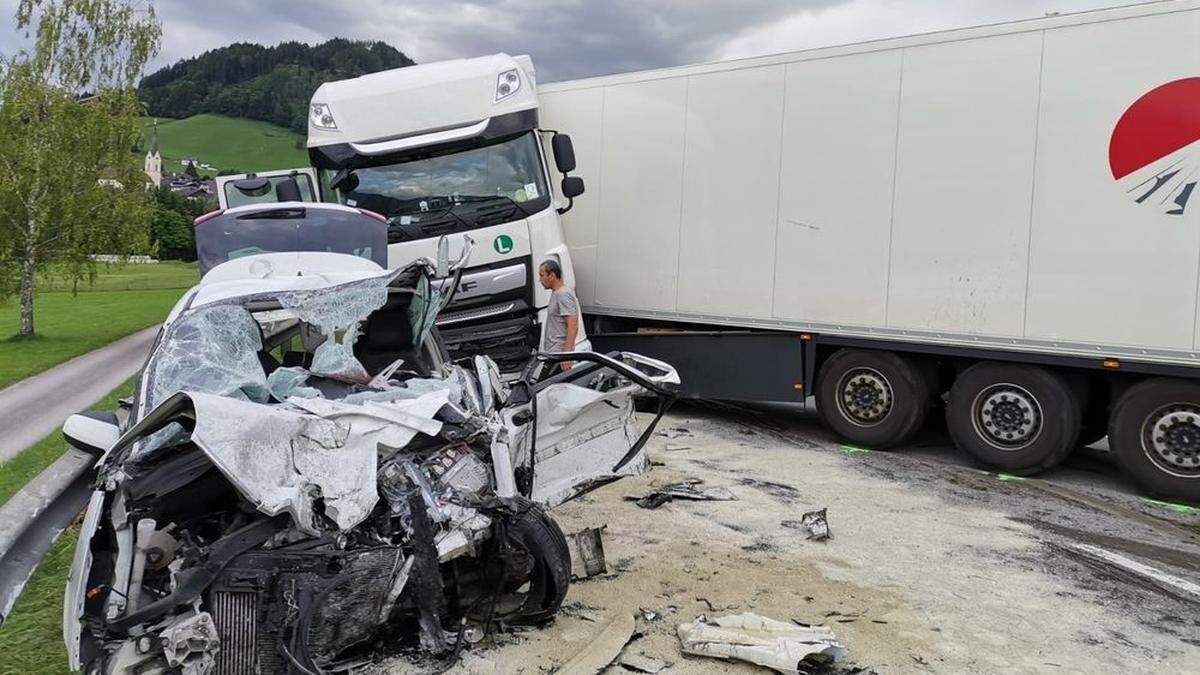 Pkw stieß mit Lkw zusammen - vier Verletzte