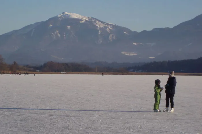 Der Turnersee in St. Kanzian konnte am Dreikönigstag zum ersten Mal nach fünf Jahren wieder für Eisläufer freigegeben werden.