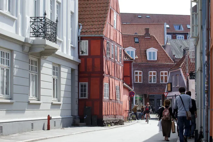 „Die Alte Stadt“ ist ein lebendiges Freilichtmuseum, in dem man dem freundlich grüßenden Pastor im Talar auf der Straße begegnet, dem Bäcker, der gerade auf dem Weg zur Arbeit ist, oder Landfrauen mit Kopftüchern und der Tracht des 19. Jahrhunderts.
