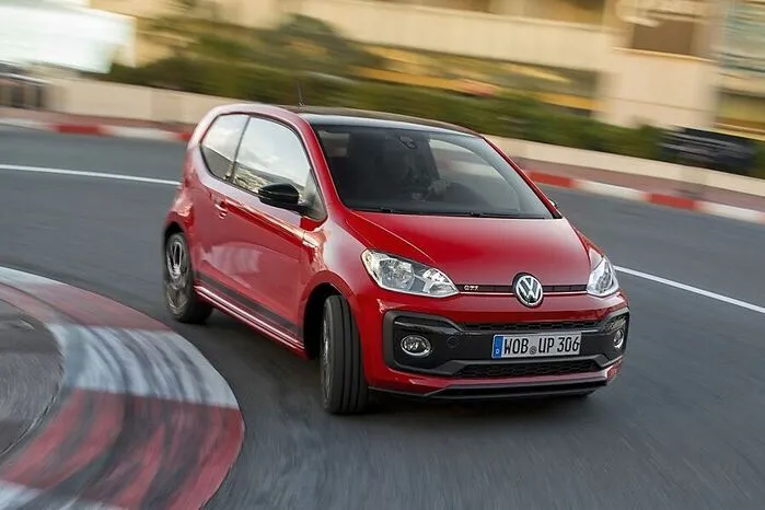 Angetrieben wird er von einem Turbo-Benziner mit 230 Newtonmetern Drehmoment, die mit den 997 Kilogramm Leergewicht leichtes Spiel haben und für eine Spitzengeschwindigkeit von 197 km/h und einen Null-auf-100-Sprint in 8,8 Sekunden gut sind.