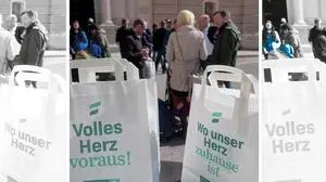 Solche Sackerl standen für die Kirchenbesucher vor der Stadtpfarrkirche in Judenburg bereit