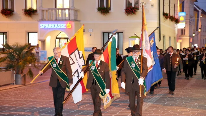 Zur traditionellen 10. Oktober-Feier luden am Dienstagabend der Kärntner Abwehrkämpferbund (KAB) und die Stadt St. Veit. 