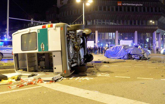 Testwagen kollidiert mit Polizeibus in Stuttgart