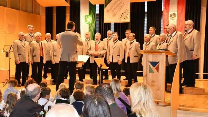 Der Männerchor wurde 1936 gegründet, der rund 20 Mann starke Chor wird von Obmann Wolfgang Forstner und Chorleiter Wilfried Ofner geleitet.